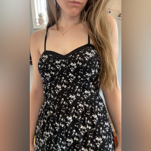 Xhilaration black white white floral jumpsuit/romper. - Picture 4 of 6